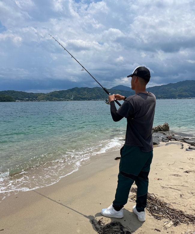 浜辺で釣りをする様子