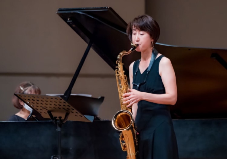 テナーサックスを演奏する様子