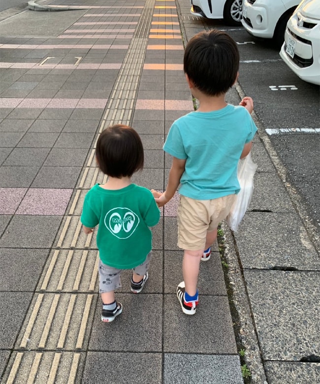 愛する子供たちの後ろ姿